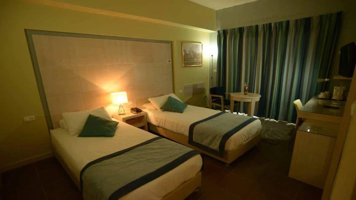 Penginapan Holyland Hotel